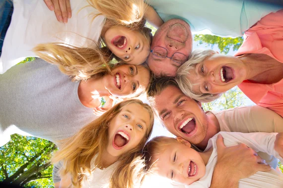 Großfamilie, die glücklich in die Kamera schaut.